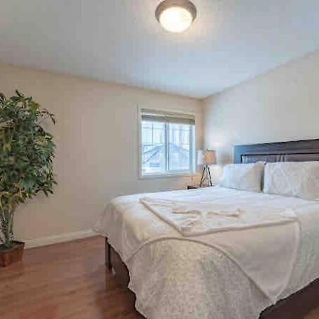 2500 Sq House In Springbank Hill Bl 261818 Villa YYC Dış mekan fotoğraf