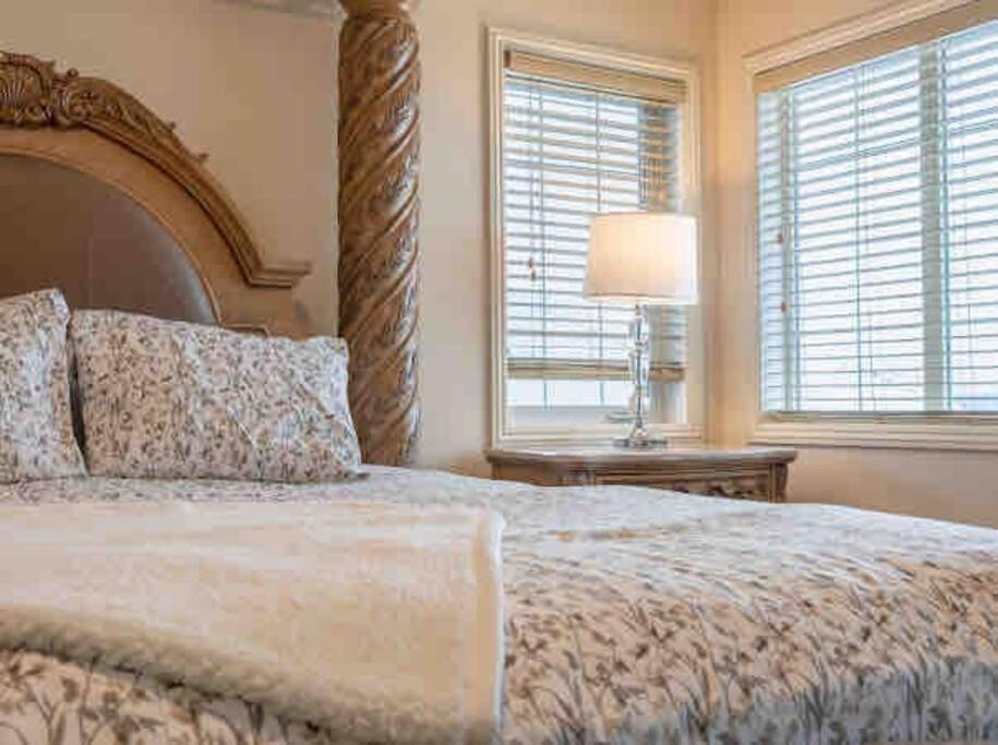2500 Sq House In Springbank Hill Bl 261818 Villa YYC Dış mekan fotoğraf