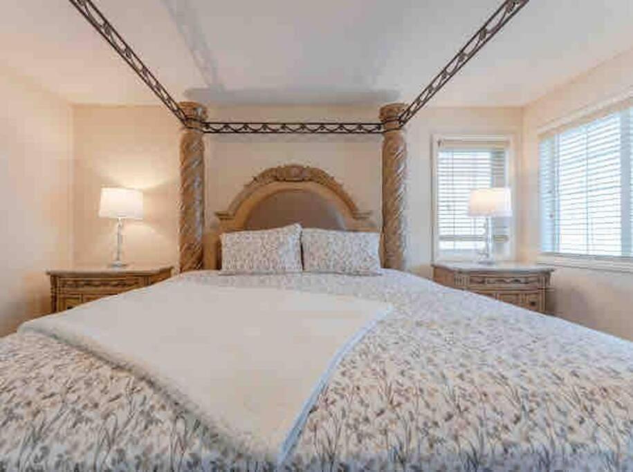 2500 Sq House In Springbank Hill Bl 261818 Villa YYC Dış mekan fotoğraf