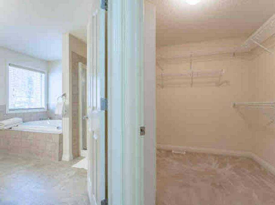 2500 Sq House In Springbank Hill Bl 261818 Villa YYC Dış mekan fotoğraf