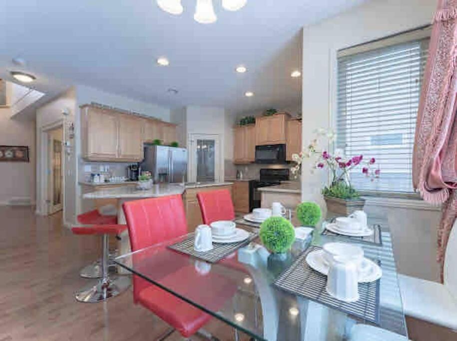 2500 Sq House In Springbank Hill Bl 261818 Villa YYC Dış mekan fotoğraf