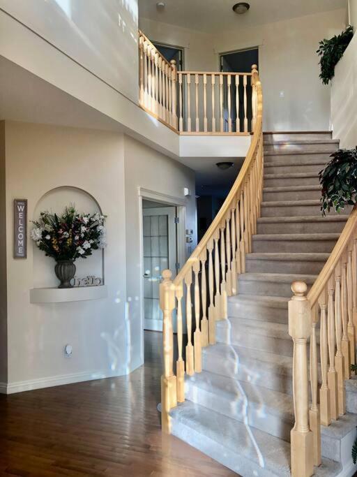 2500 Sq House In Springbank Hill Bl 261818 Villa YYC Dış mekan fotoğraf