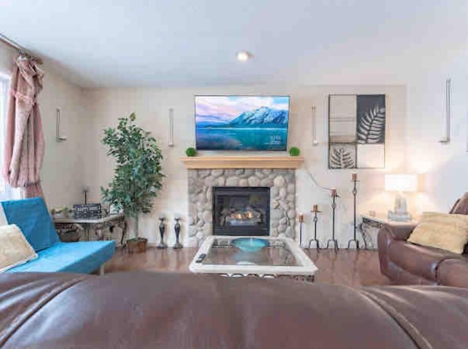 2500 Sq House In Springbank Hill Bl 261818 Villa YYC Dış mekan fotoğraf