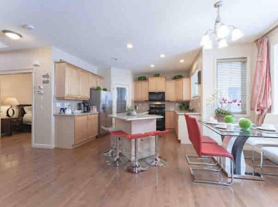 2500 Sq House In Springbank Hill Bl 261818 Villa YYC Dış mekan fotoğraf