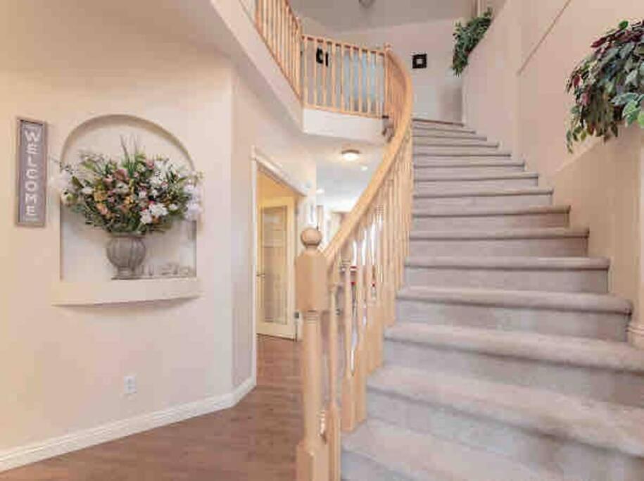 2500 Sq House In Springbank Hill Bl 261818 Villa YYC Dış mekan fotoğraf