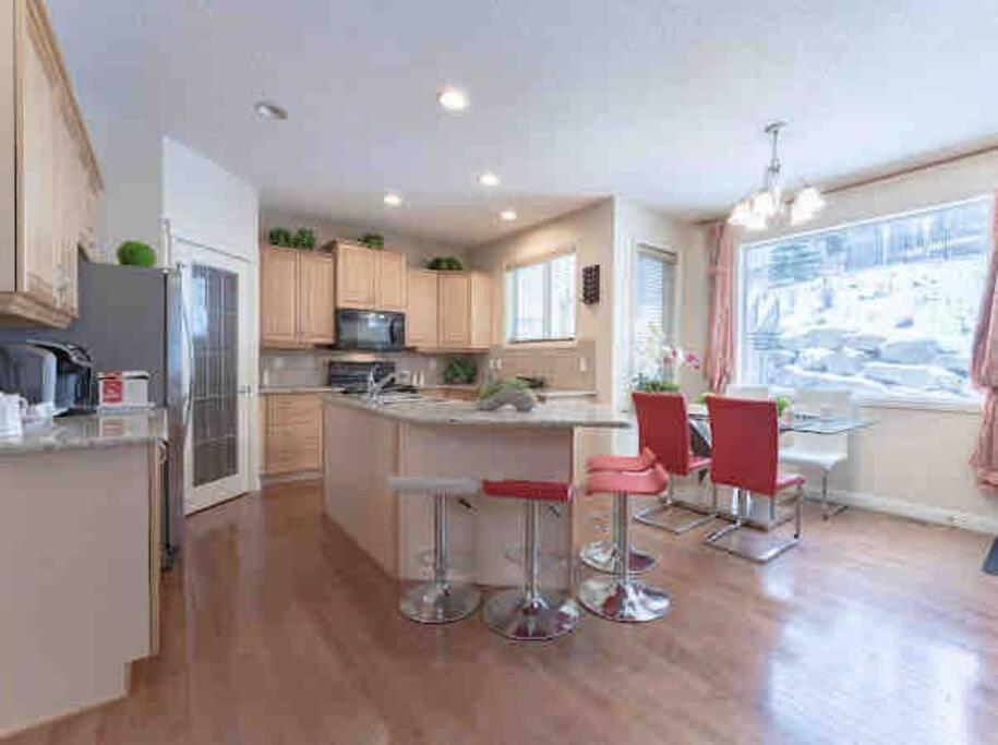 2500 Sq House In Springbank Hill Bl 261818 Villa YYC Dış mekan fotoğraf