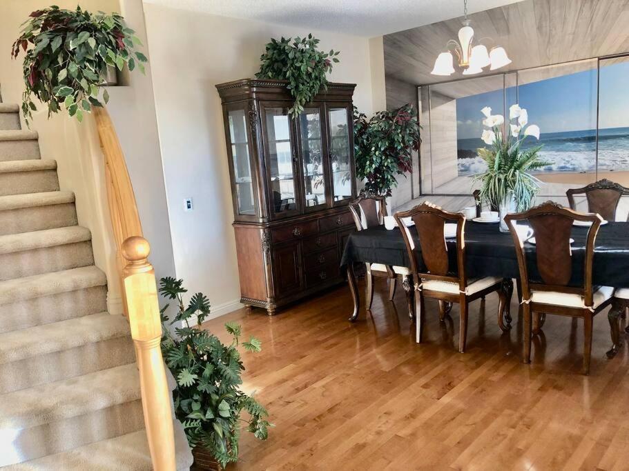 2500 Sq House In Springbank Hill Bl 261818 Villa YYC Dış mekan fotoğraf