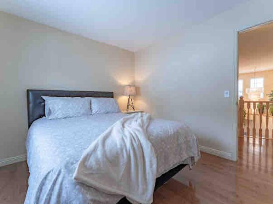 2500 Sq House In Springbank Hill Bl 261818 Villa YYC Dış mekan fotoğraf
