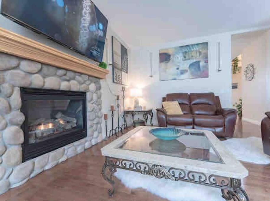 2500 Sq House In Springbank Hill Bl 261818 Villa YYC Dış mekan fotoğraf
