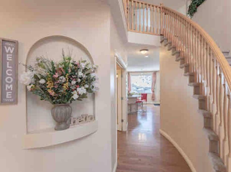 2500 Sq House In Springbank Hill Bl 261818 Villa YYC Dış mekan fotoğraf