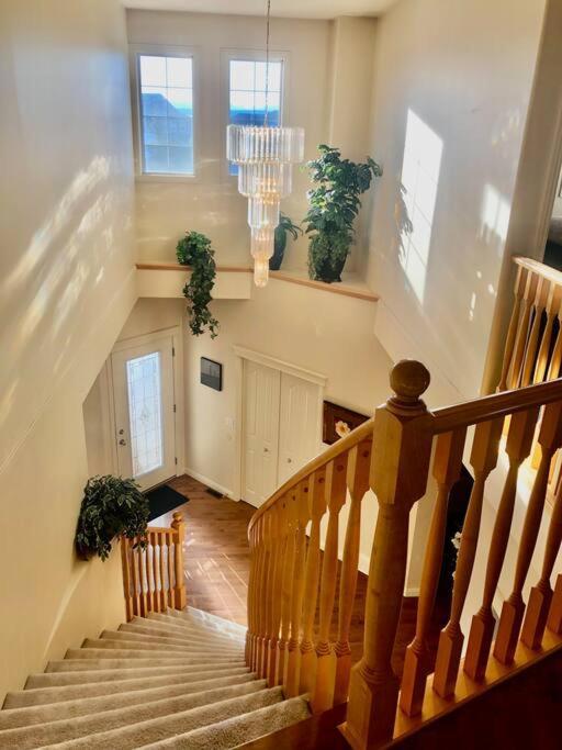 2500 Sq House In Springbank Hill Bl 261818 Villa YYC Dış mekan fotoğraf
