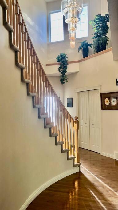 2500 Sq House In Springbank Hill Bl 261818 Villa YYC Dış mekan fotoğraf