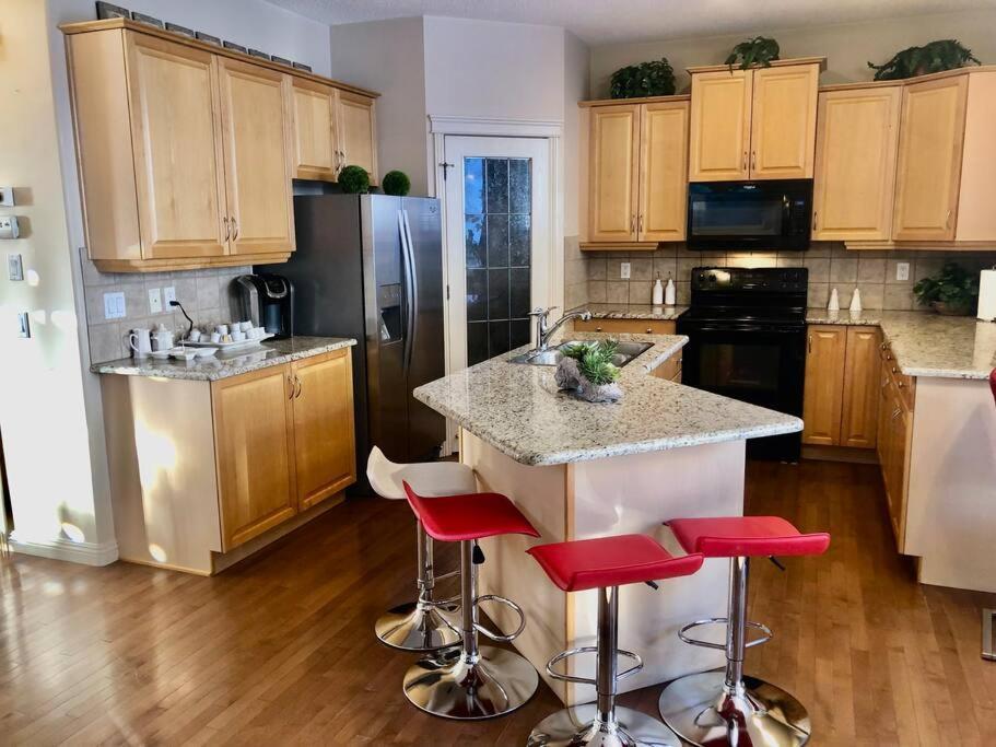 2500 Sq House In Springbank Hill Bl 261818 Villa YYC Dış mekan fotoğraf
