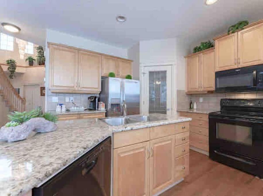 2500 Sq House In Springbank Hill Bl 261818 Villa YYC Dış mekan fotoğraf