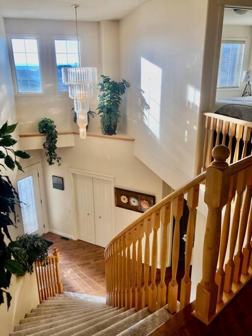 2500 Sq House In Springbank Hill Bl 261818 Villa YYC Dış mekan fotoğraf