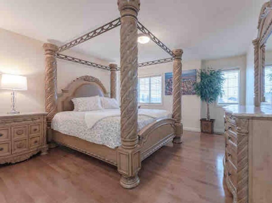 2500 Sq House In Springbank Hill Bl 261818 Villa YYC Dış mekan fotoğraf
