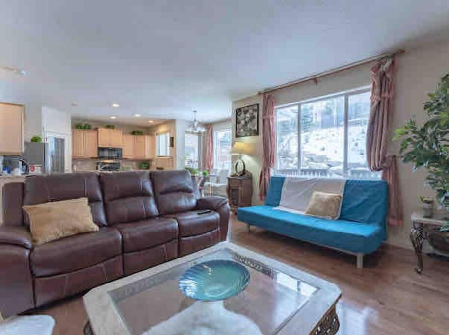 2500 Sq House In Springbank Hill Bl 261818 Villa YYC Dış mekan fotoğraf