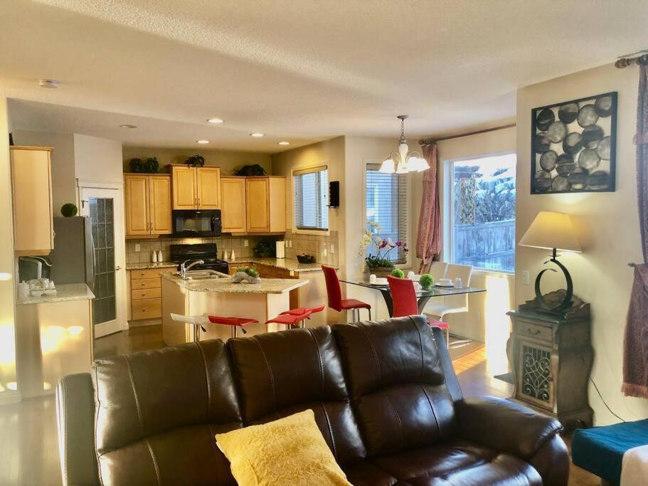 2500 Sq House In Springbank Hill Bl 261818 Villa YYC Dış mekan fotoğraf