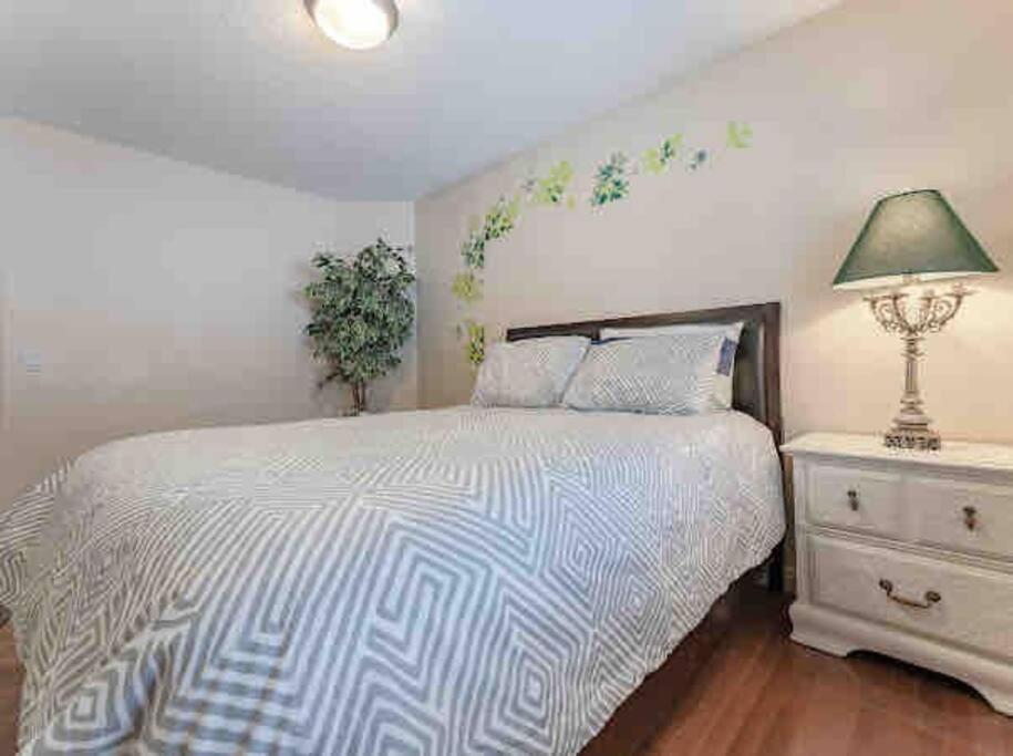 2500 Sq House In Springbank Hill Bl 261818 Villa YYC Dış mekan fotoğraf