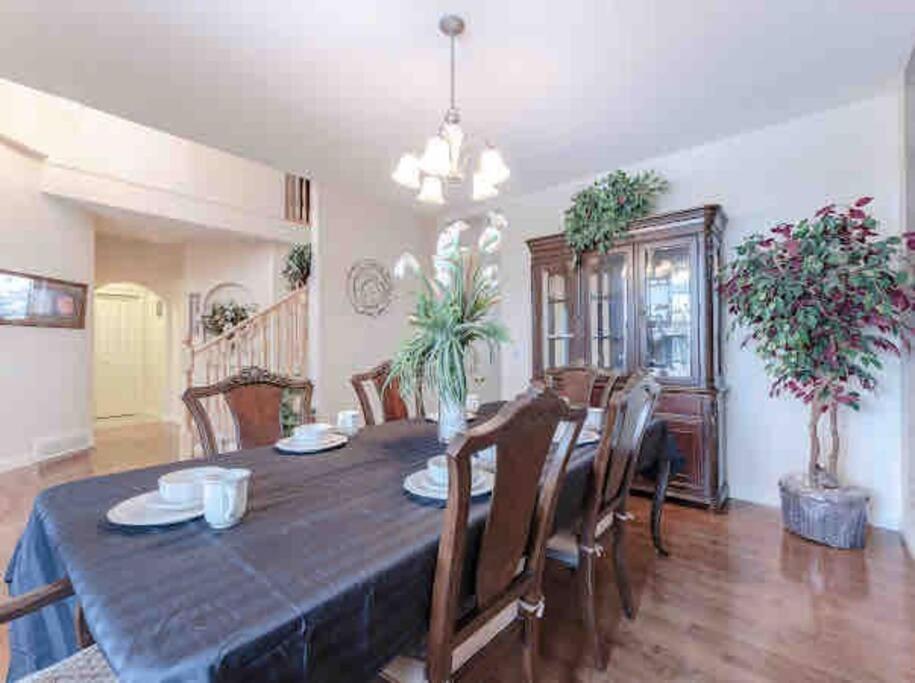 2500 Sq House In Springbank Hill Bl 261818 Villa YYC Dış mekan fotoğraf