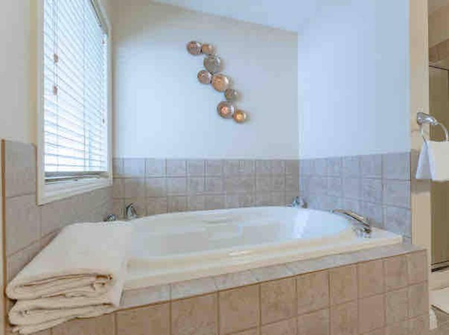 2500 Sq House In Springbank Hill Bl 261818 Villa YYC Dış mekan fotoğraf