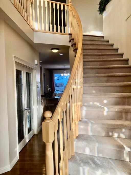 2500 Sq House In Springbank Hill Bl 261818 Villa YYC Dış mekan fotoğraf
